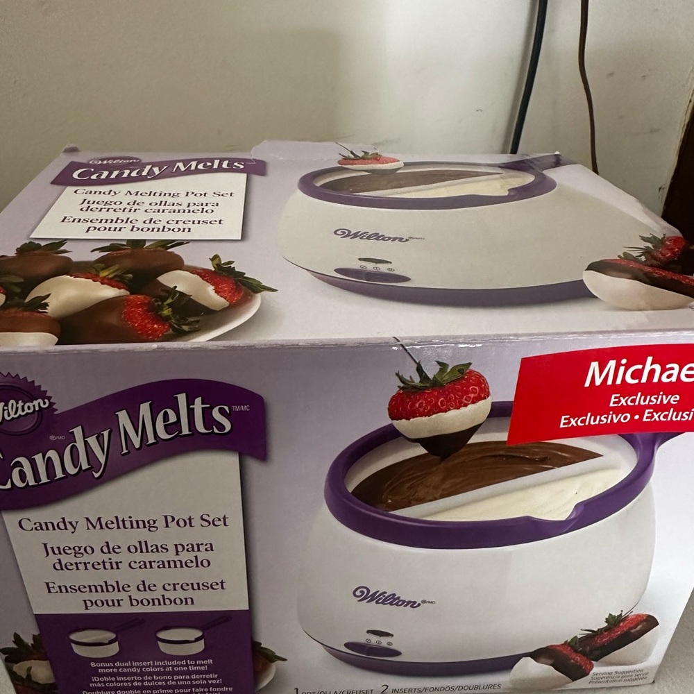 Wilton Candy Melting Pot Set in Purple and White
